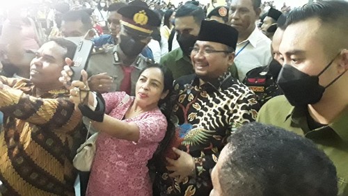 Jemaat foto bareng Menag Yaqut di Gereja Paroki St. Yoseph Naikoten, Kota Kupang, Nusa Tenggara Timur (NTT), Sabtu malam (24/12/2022). (Yufen Ernesto/detikBali).