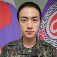 Jin BTS ada di urutan keenam pria tertampan di dunia pilihan penggemar. Saat ini visual grup BTS itu tengah menjalani wajib militer. Namun dia lebih dulu merilis lagu solonya yang berjudul The Astronaut. Foto: Dok. The Camp / Allkpop