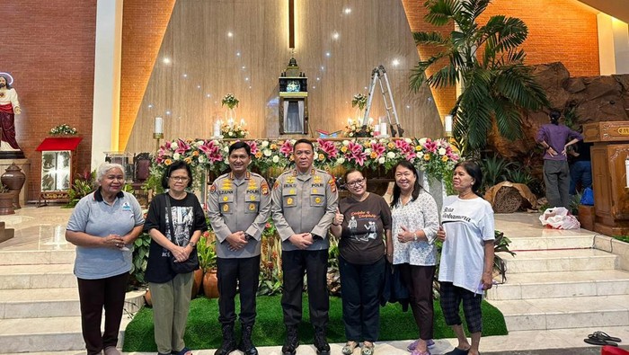 Kabid Humas Polda Metro Jaya Kombes Endra Zulpan tinjau pengamanan jelang ibadah malam Natal di Gereja Katolik Santo Fransiskus Xaverius (dok.istimewa)
