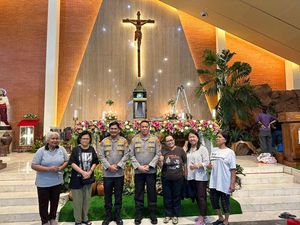 Suasana Gereja Katolik di Jakut Jelang Misa Natal