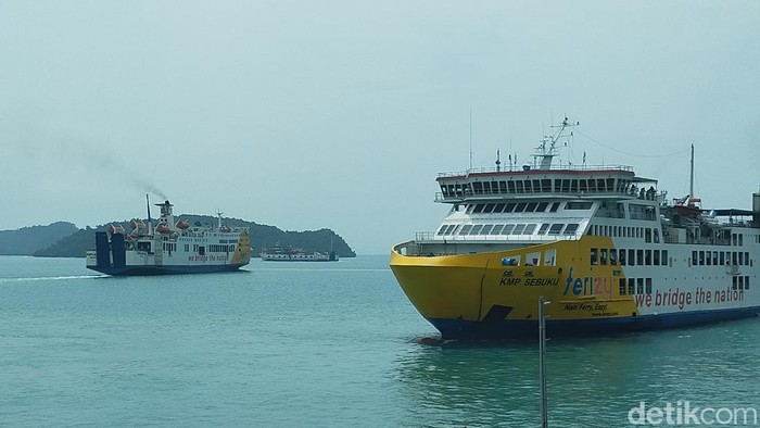 Kapal Roro yang hendak bersandar ke Pelabuhan Bakauheni, Lampung Selatan.