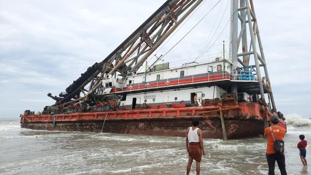 kapal terdampar di pantai tuban