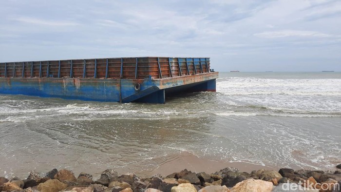 Kapal tongkang terdampar di pantai Tuban