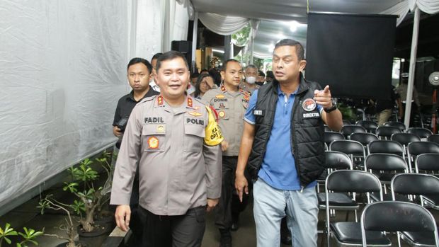 Kapolda Metro Jaya Irjen Fadil Imran mengecek kesiapan gereja di Kebayoran Baru, Jaksel.