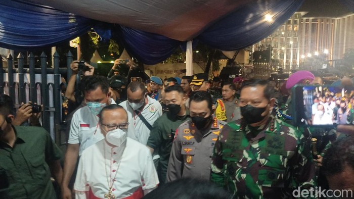 Kapolri Jenderal Listyo Sigit Prabowo dan Panglima TNI Laksamana Yudo Margono kunjungi Gereja Katedral Jakarta untuk meninjau pelaksanaan malam misa Natal. (Adrial/detikcom)