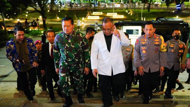 Kapolri Jenderal Listyo Sigit Prabowo dan Panglima TNI Laksamana Yudo Margono menyambangi Gereja GPIB Immanuel dan Katedral, Jakarta di malam Natal
