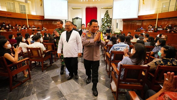 Kapolri Jenderal Listyo Sigit Prabowo dan Panglima TNI Laksamana Yudo Margono menyambangi Gereja GPIB Immanuel dan Katedral, Jakarta di malam Natal