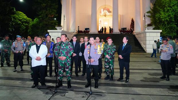 Kapolri Jenderal Listyo Sigit Prabowo dan Panglima TNI Laksamana Yudo Margono menyambangi Gereja GPIB Immanuel dan Katedral, Jakarta di malam Natal