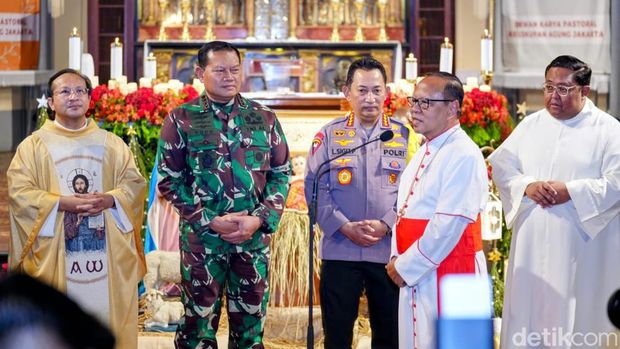 Kapolri Jenderal Listyo Sigit Prabowo dan Panglima TNI Laksamana Yudo Margono menyambangi Gereja GPIB Immanuel dan Katedral, Jakarta di malam Natal