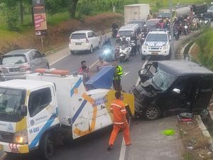 Minibus Vs Truk di Cirebon, Satu Orang Tewas!
