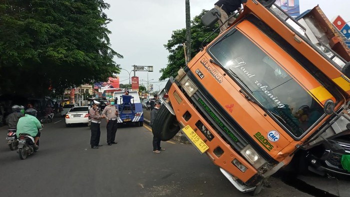 Kecelakaan truk pasir di Cibubur terjadi pada Jumat (23/12/2022). Truk tersebut dilaporkan oleng dan menimpa mobil Pajero. Simak kronologi peristiwanya.