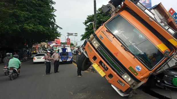 Kecelakaan truk pasir di Cibubur terjadi pada Jumat (23/12/2022). Truk tersebut dilaporkan oleng dan menimpa mobil Pajero. Simak kronologi peristiwanya.