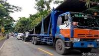 Kemacetan di Situbondo akibat rob dan pohon tumbang membuat banyak kendaraan datang berbarengan masuk ke Pelabuhan Ketapang sehingga antrean membuat kemacetan mengular sepanjang 2 km (Foto: Ardian Fanani)