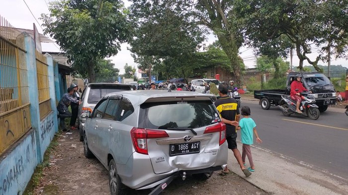 Kendaraan korban tabrakan beruntun di Jalan Cianjur-Sukabumi,