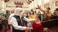 Khofifah juga bersapa dengan beberapa jemaat yang ada di Gereja. Ia berharap umat nasrani dapat merayakan natal dengan penuh damai dan kebahagiaan (Foto: Dok. Adpim Pemprov Jatim)