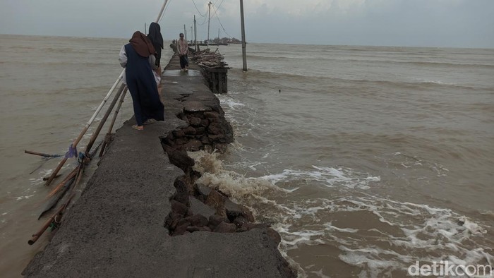 Kondisi jalan menuju Makam Syekh Mudzakir di Bedono, Kecamatan Sayung, Demak, Sabtu (24/12/2022).