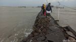 Jalan Menuju Makam Terapung Syekh Mudzakir Demak Putus Diterjang Ombak