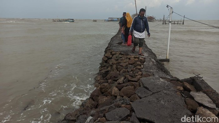Kondisi jalan menuju Makam Syekh Mudzakir di Bedono, Kecamatan Sayung, Demak, Sabtu (24/12/2022). Kondisi jalan menuju Makam Syekh Mudzakir di Bedono, Kecamatan Sayung, Demak, Sabtu (24/12/2022).