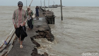 Jalan Menuju Makam Terapung Syekh Mudzakir Demak Putus Diterjang Ombak