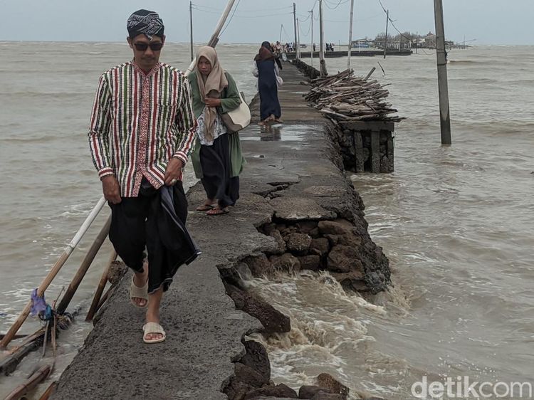 Jalan Menuju Makam Terapung Syekh Mudzakir Demak Putus Diterjang Ombak