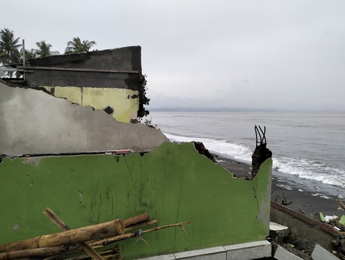 Kondisi rumah warga di Lingkungan Mapak Indah Kelurahan Jempong Baru rusak parah akibat hantaman gelombang pasang pada Sabtu (24/12/2022). Foto: Ahmad Viqi/detikBali.