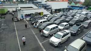 Pelabuhan Ketapang Dipadati Kendaraan Jelang Nataru