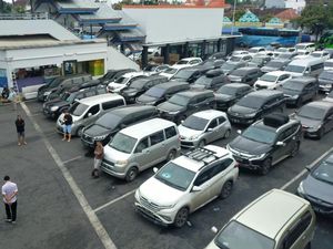 Pelabuhan Ketapang Dipadati Kendaraan Jelang Nataru