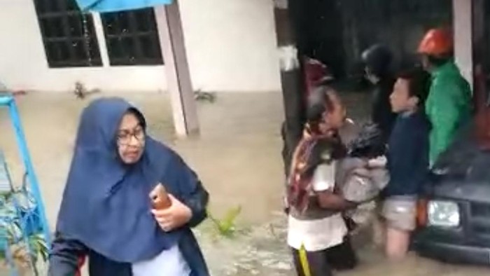 Korban meninggal karena terjebak banjir di Camba Maros, Sulsel dievakuasi.