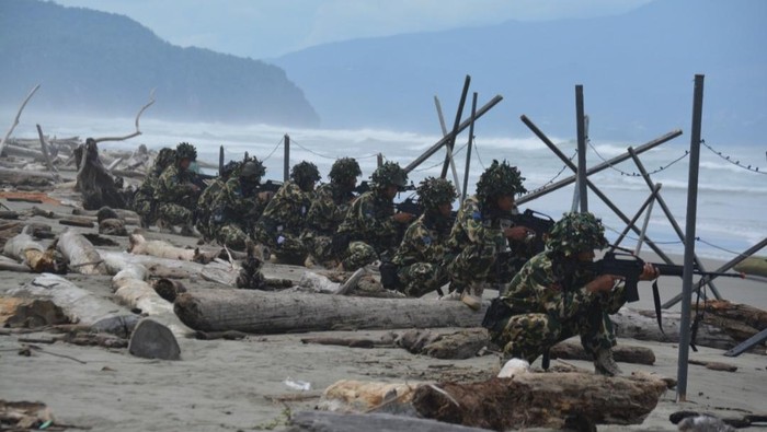Latihan operasi pertahanan di Pantai Skouw Papua.