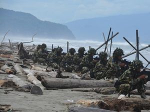 250 Prajurit TNI AL Latihan Operasi Pertahanan di Pantai Skouw Papua