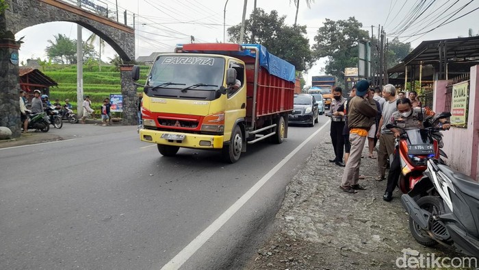 Lokasi kecelakaan truk vs motor di Sumedang.