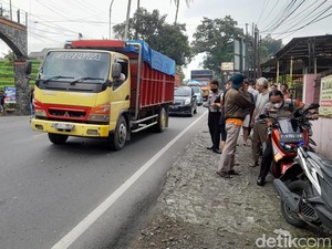 Pemotor di Sumedang Tewas Usai Tabrakan dengan Truk