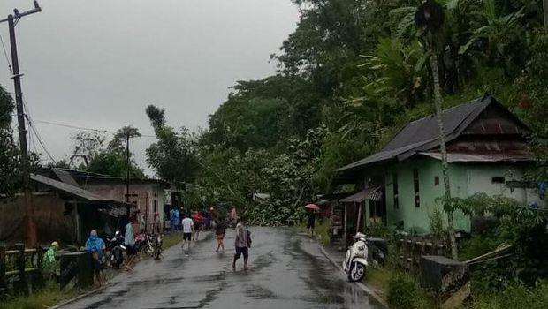 Longsor di Gowa menewaskan 3 orang warga.