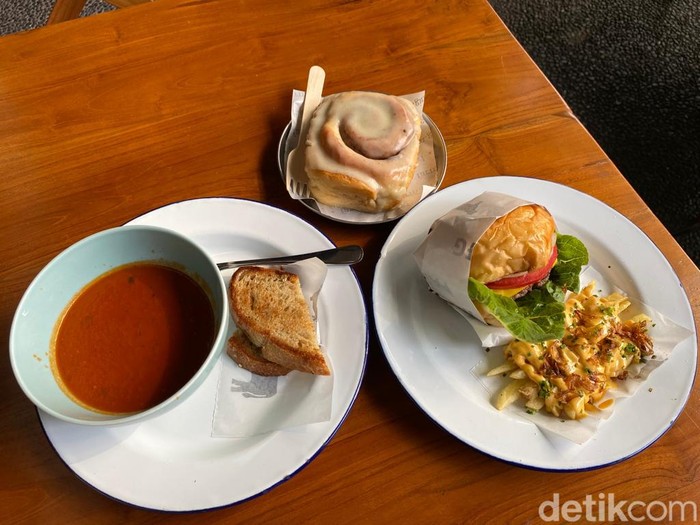 Makan Burger hingga Sup Tomat Enak di Resto Gaya Amerika Makan Burger hingga Sup Tomat Enak di Resto Gaya Amerika