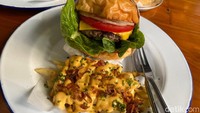 Menu burger klasik ini bisa disajikan dengan FG Fries (Rp 25.000). Paduan menu ini cocok untuk jadi menu makan siang karena porsinya besar. Foto: detikFood