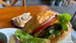 Makan Burger hingga Sup Tomat Enak di Resto Gaya Amerika