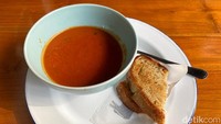 Bagi yang datang di jam brunch atau terlalu kenyang untuk makan burger, tenang saja. Di farm.girl menu makanan lainnya tak kalah enak. Misalnya menu Tomato Basil Soup (Rp 52.000/8oz). Foto: detikFood