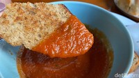  Tomato Basil Soup disajikan dengan roti sourdough yang dipanggang, kemudian diberikan basil di atasnya. Foto: detikFood