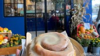 farm.girl memiliki beberapa menu dessert yang pastinya homemade. Salah satunya Cinnamon Roll (Rp 40.000) yang ukurannya besar dan rasanya enak. Foto: detikFood