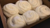 Begitu juga dengan seorang pelanggan yang memesan cinnamon roll dengan topping krim keju. Saat memesan dengan topping krim keju yang lebih banyak, pelanggan ini mendapatkan olesan krim yang tebal. Foto: site news
