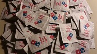 Saat memesan pizza, biasanya pelanggan kerap meminta tambahan sausatau bumbu. Begitu juga dengan pelanggan yang meminta tambahan cabai bubuk ini. Tak hanya 1 atau 2 bungkus, tapi sampai puluhan jumlahnya. Foto: site news