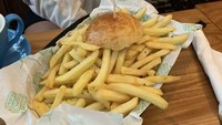 Kentang goreng biasanya disajikan untuk seporsi burger. Biasanya hanya disisihkan di sampingnya, namun pelanggan ini mendapatkan porsi yang besar hingga menutupi burger. Foto: site news