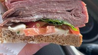 Tambahan daging asap pada sandwich biasanya dikenakan biaya lagi. Pelanggan ini tentu saja senang ketika pesanan sandwich miliknya memiliki isian daging asap yang sangat tebal. Foto: site news