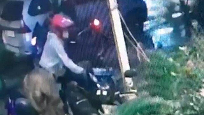 Maling motor terekam CCTV saat beraksi di kafe milik anak Mensos Risma