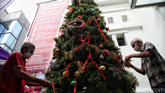 Melihat Persiapan Natal di GKI Kwitang Umat Kristiani membersihkan ruangan Gereja Kristen Indonesia Kwitang, Senen, Jakarta Pusat, Sabtu (24/12/2022). Aksi bersih-bersih itu dilakukan menjelang perayaan Natal 2022.