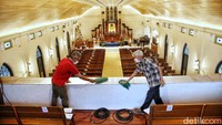 Mulai dari kursi hingga dinding dibersihkan menjelang misa Natal.