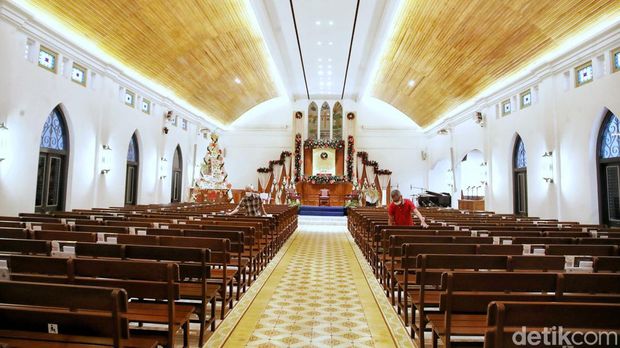 Umat Kristiani membersihkan ruangan Gereja Kristen Indonesia Kwitang, Senen,  Jakarta Pusat, Sabtu (24/12/2022). Aksi bersih-bersih itu dilakukan menjelang perayaan Natal 2022.