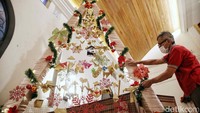 Pohon natal dan ornamen lainnya mulai dipasang di dalam gereja.