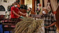 Petugas tengah mempersiapkan dekorasi untuk ibadah Natal.