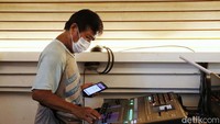 Peralatan audio untuk perayaan Natal juga sudah disiapkan.